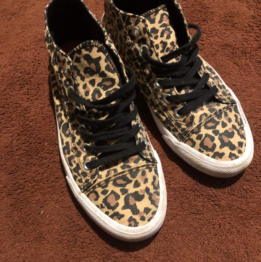 Converses Leppard print, size 8